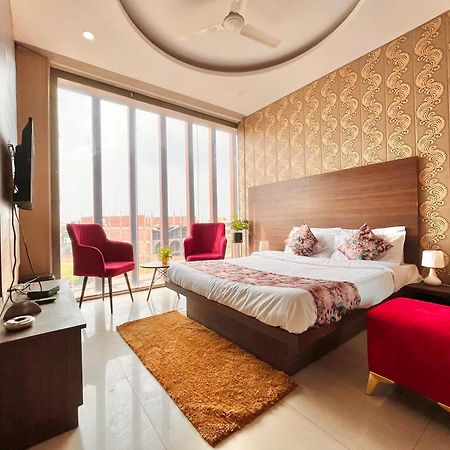 Hotel The Pearl Grand - Top Rated ! Most Awarded ! Parking ! Lift ! Luxury Rooms ! Best Selling Zirakpur Kültér fotó