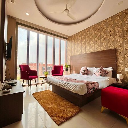 Hotel The Pearl Grand - Top Rated ! Most Awarded ! Parking ! Lift ! Luxury Rooms ! Best Selling Zirakpur Kültér fotó