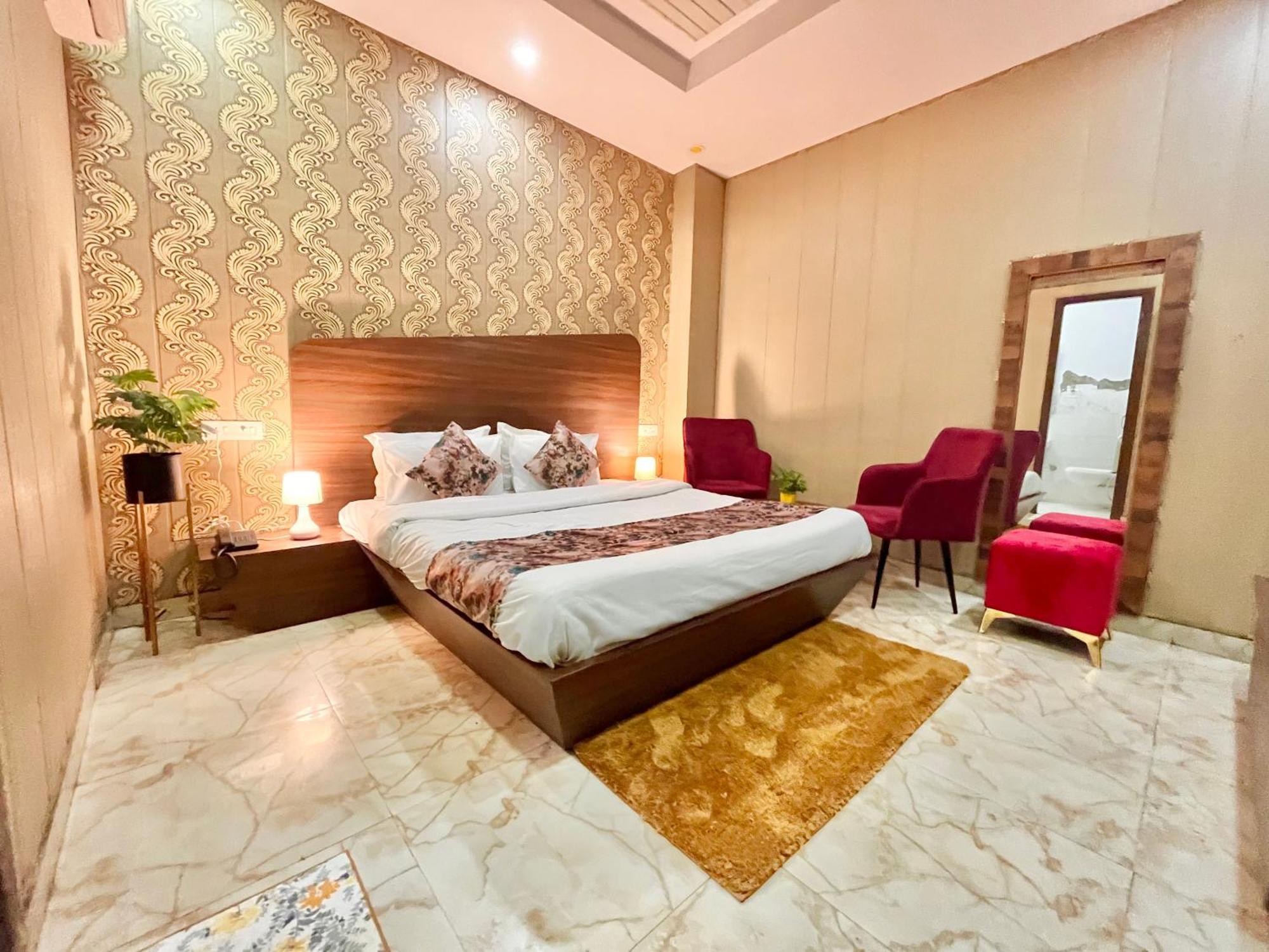 Hotel The Pearl Grand - Top Rated ! Most Awarded ! Parking ! Lift ! Luxury Rooms ! Best Selling Zirakpur Kültér fotó