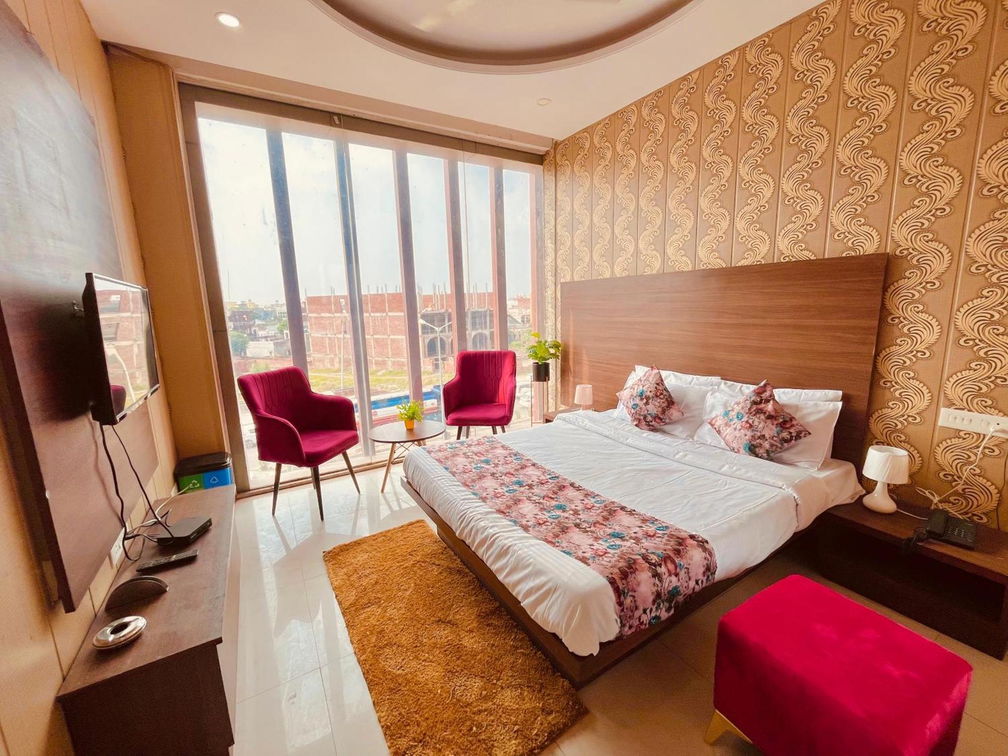 Hotel The Pearl Grand - Top Rated ! Most Awarded ! Parking ! Lift ! Luxury Rooms ! Best Selling Zirakpur Kültér fotó