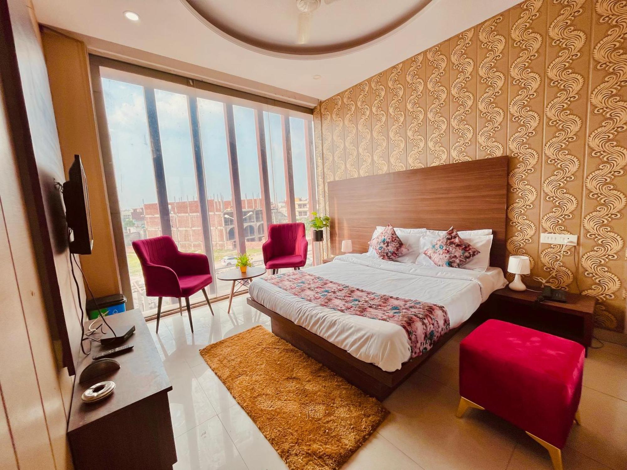 Hotel The Pearl Grand - Top Rated ! Most Awarded ! Parking ! Lift ! Luxury Rooms ! Best Selling Zirakpur Kültér fotó