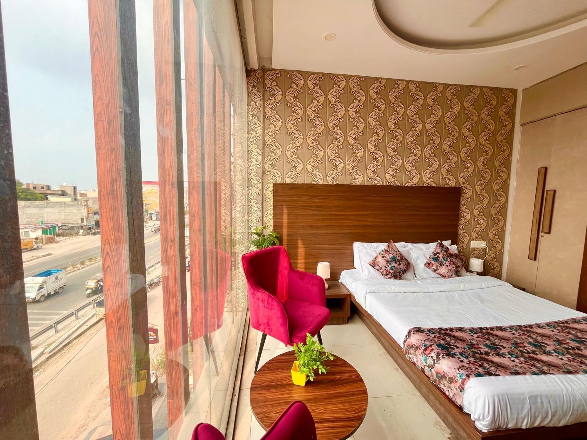 Hotel The Pearl Grand - Top Rated ! Most Awarded ! Parking ! Lift ! Luxury Rooms ! Best Selling Zirakpur Kültér fotó