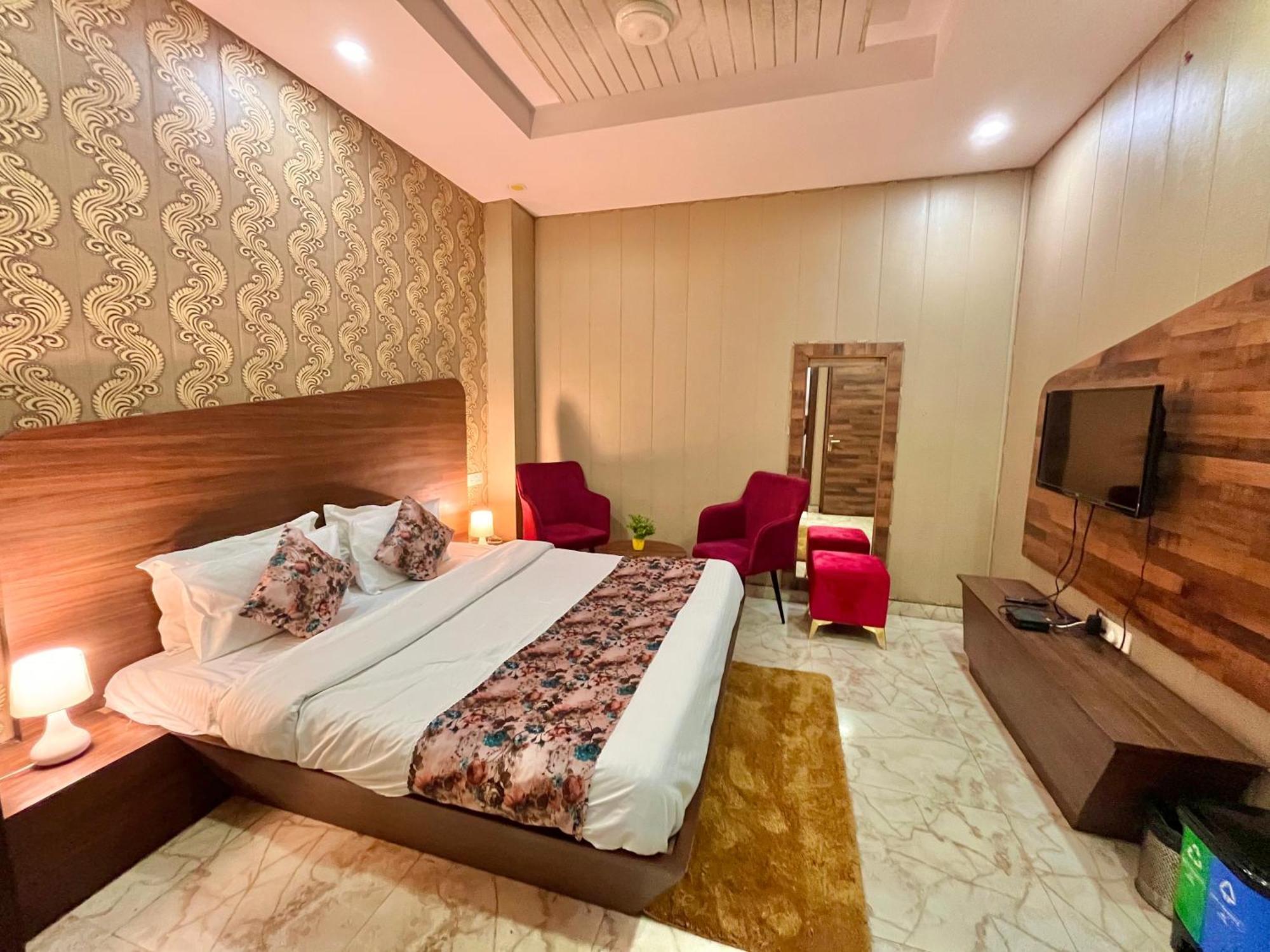 Hotel The Pearl Grand - Top Rated ! Most Awarded ! Parking ! Lift ! Luxury Rooms ! Best Selling Zirakpur Kültér fotó