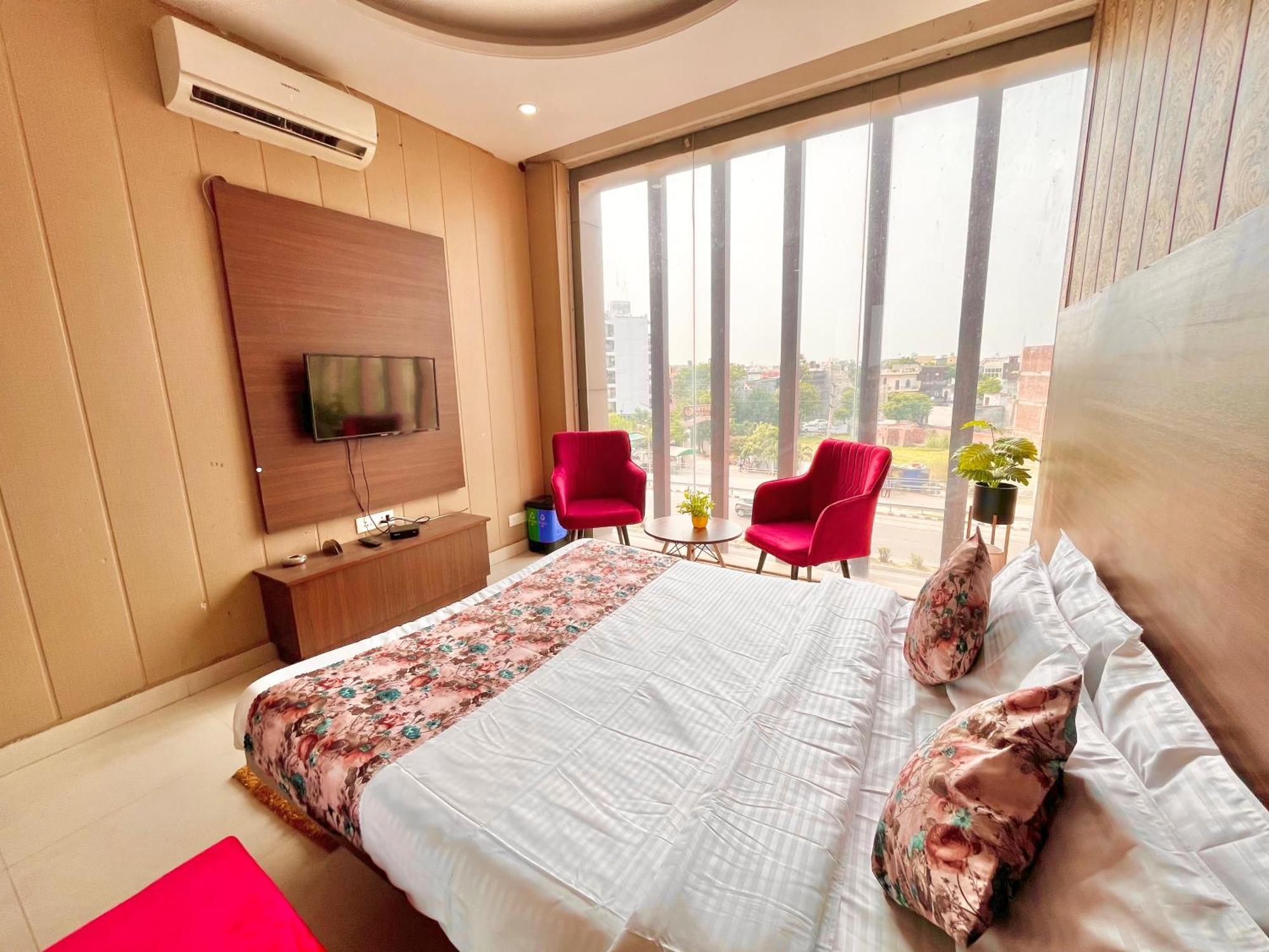 Hotel The Pearl Grand - Top Rated ! Most Awarded ! Parking ! Lift ! Luxury Rooms ! Best Selling Zirakpur Kültér fotó