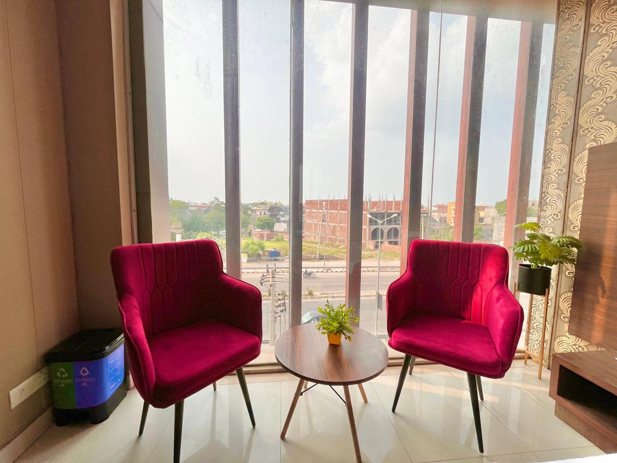 Hotel The Pearl Grand - Top Rated ! Most Awarded ! Parking ! Lift ! Luxury Rooms ! Best Selling Zirakpur Kültér fotó