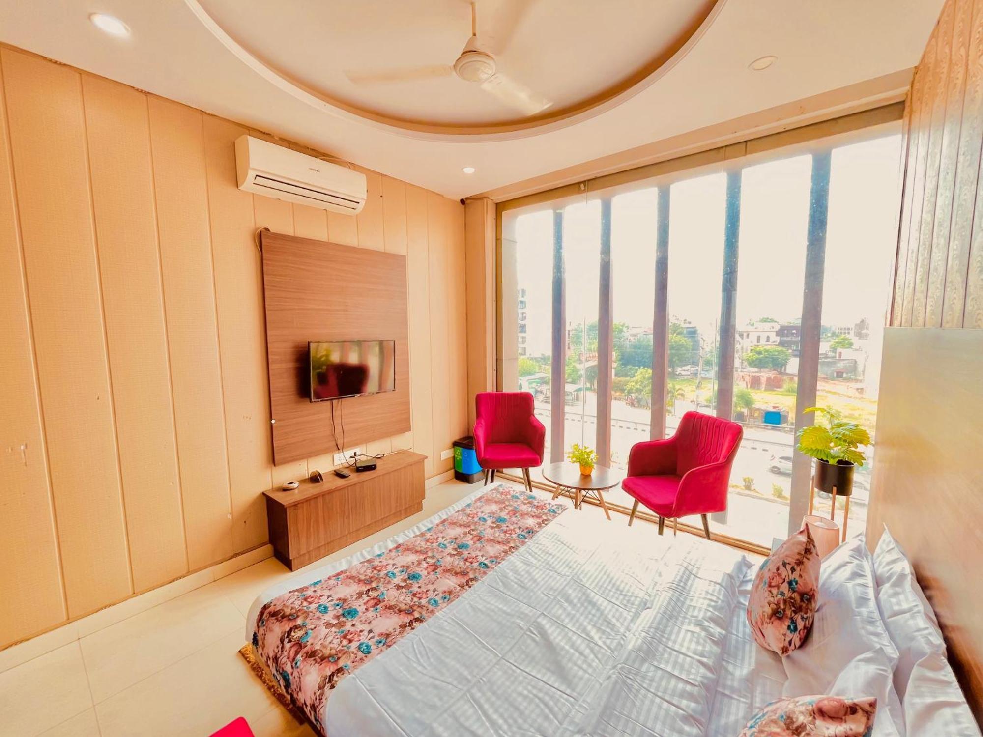 Hotel The Pearl Grand - Top Rated ! Most Awarded ! Parking ! Lift ! Luxury Rooms ! Best Selling Zirakpur Kültér fotó