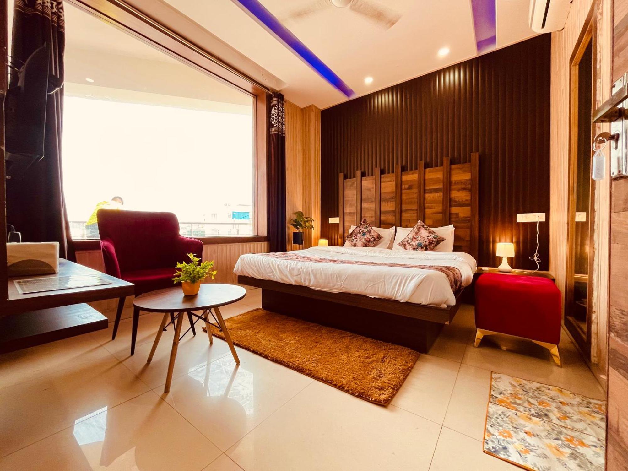 Hotel The Pearl Grand - Top Rated ! Most Awarded ! Parking ! Lift ! Luxury Rooms ! Best Selling Zirakpur Kültér fotó