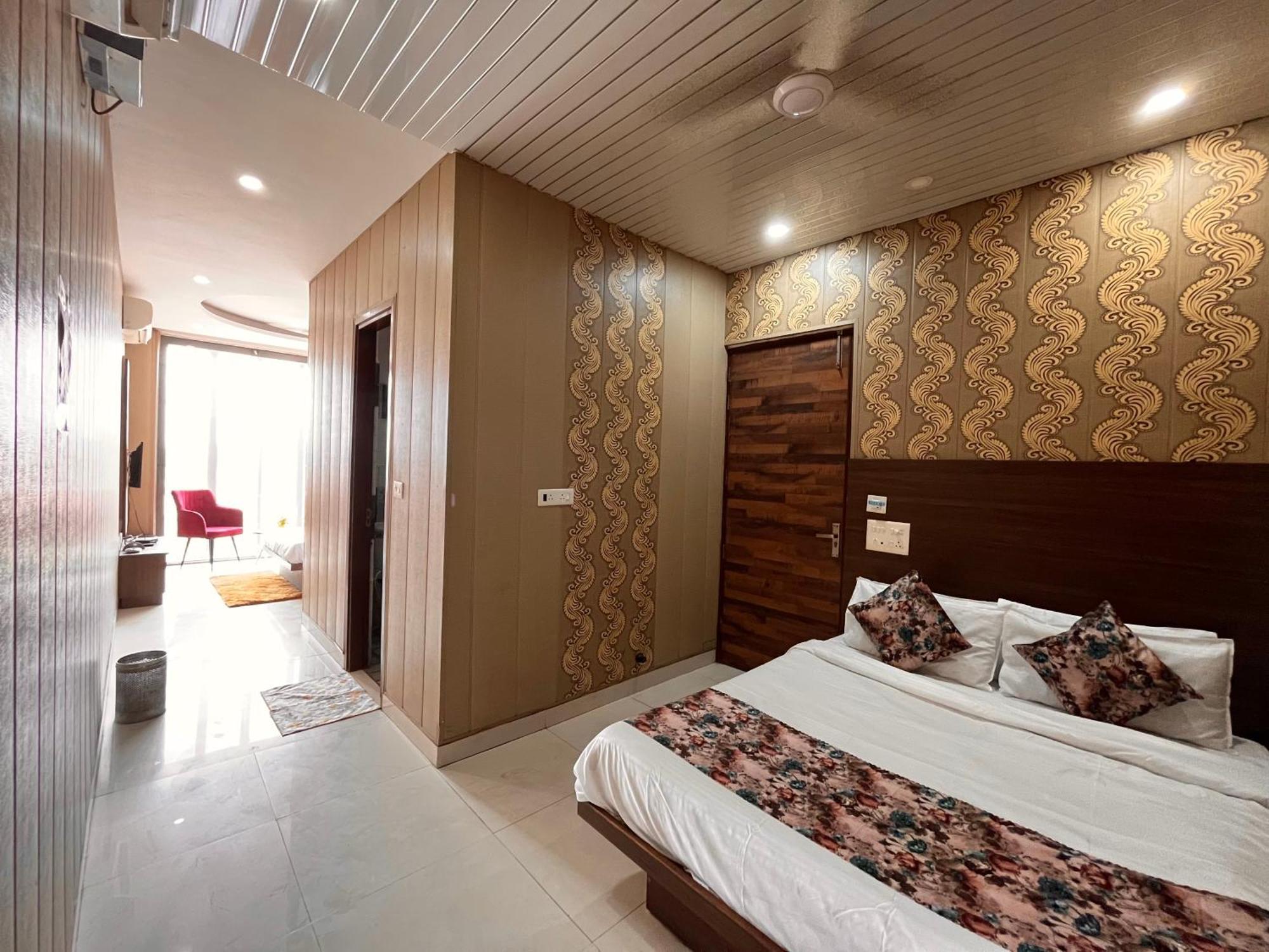 Hotel The Pearl Grand - Top Rated ! Most Awarded ! Parking ! Lift ! Luxury Rooms ! Best Selling Zirakpur Kültér fotó